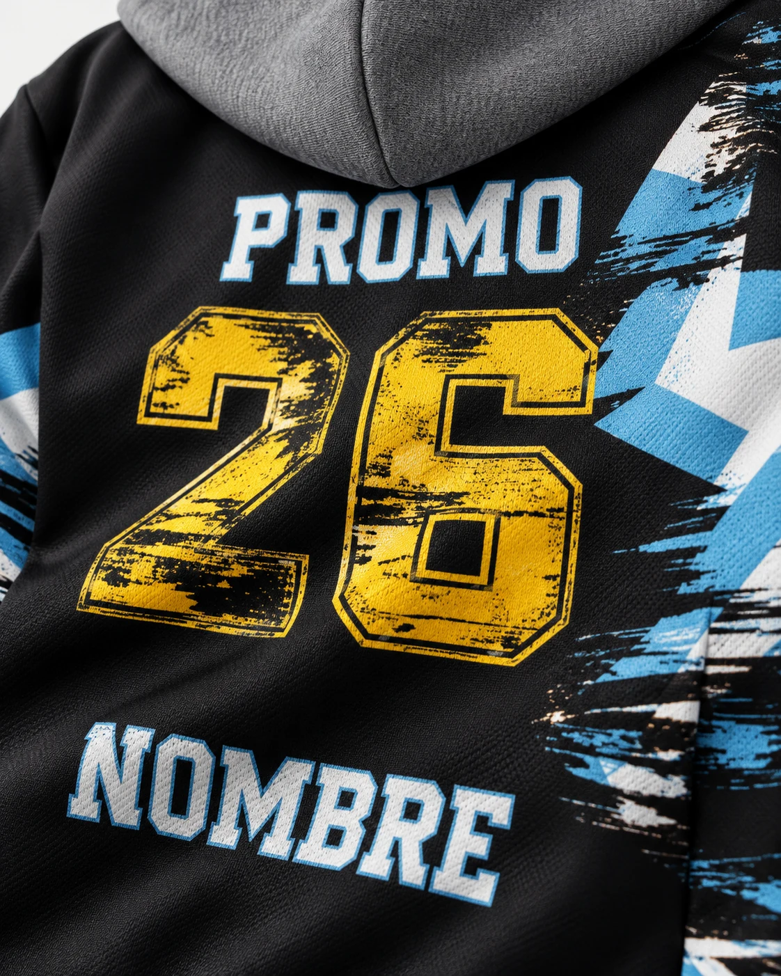 Campera negra, celeste y blanca con capucha gris y diseño Promo 26 sublimado sobre tela deportiva. Vista de detalle.