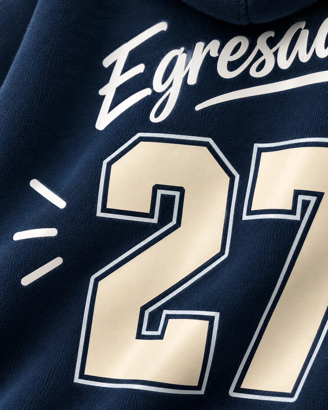 Campera azul marino, crema y celeste de frisa premium con Egresados 27 aplicado en DTF. Vista de detalle.