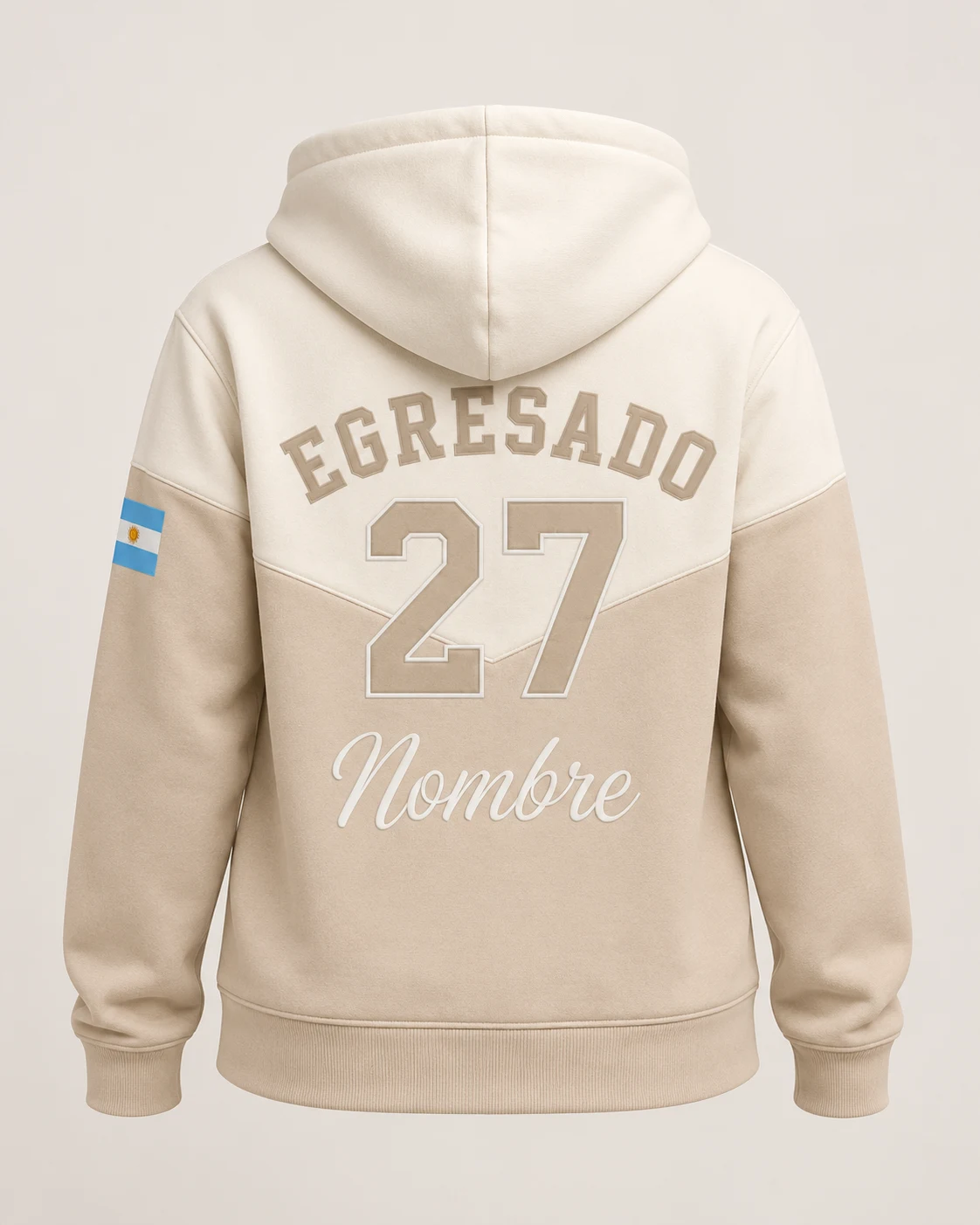 Campera crema y beige de frisa premium con Egresado 27 y Nombre aplicados en DTF. Vista de espalda.