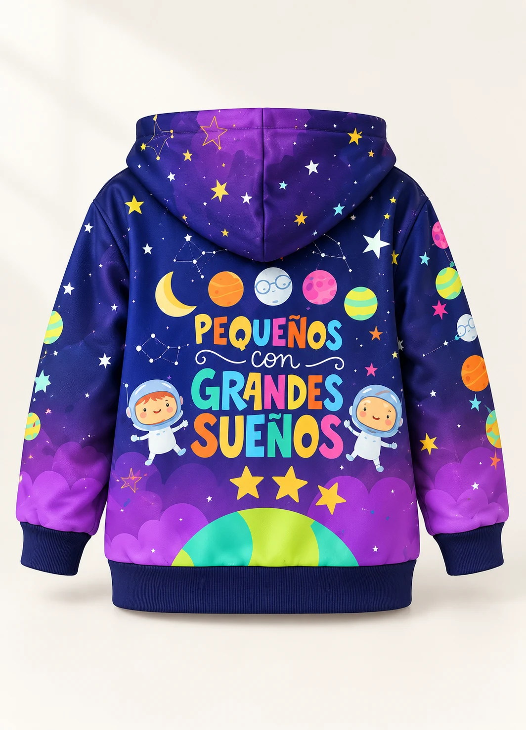 Campera azul y violeta con diseño espacial sublimado sobre tela deportiva de brillo suave. Vista de espalda.