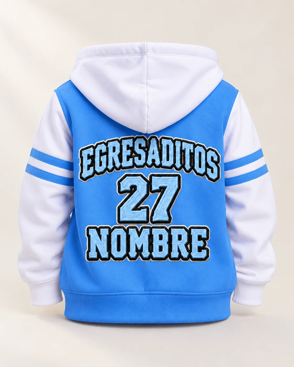 Campera celeste y blanca de frisa premium con letras bordadas y parche del año cosido. Vista de espalda.