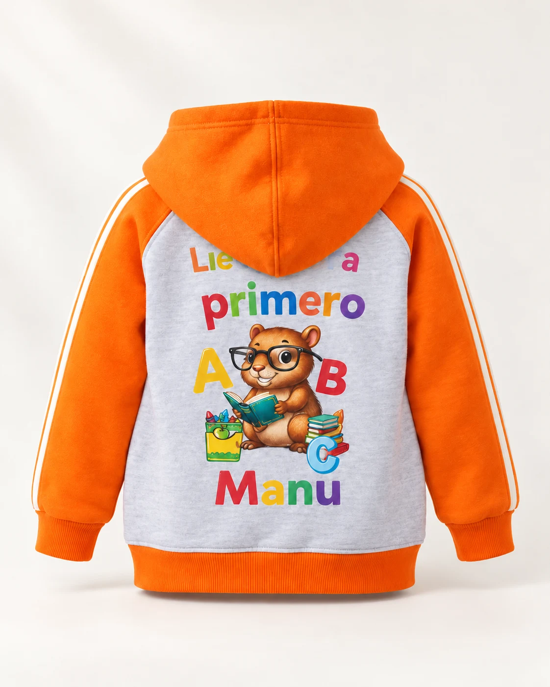 Campera naranja y gris de frisa premium con una ardilla y letras aplicadas en DTF. Vista de espalda.