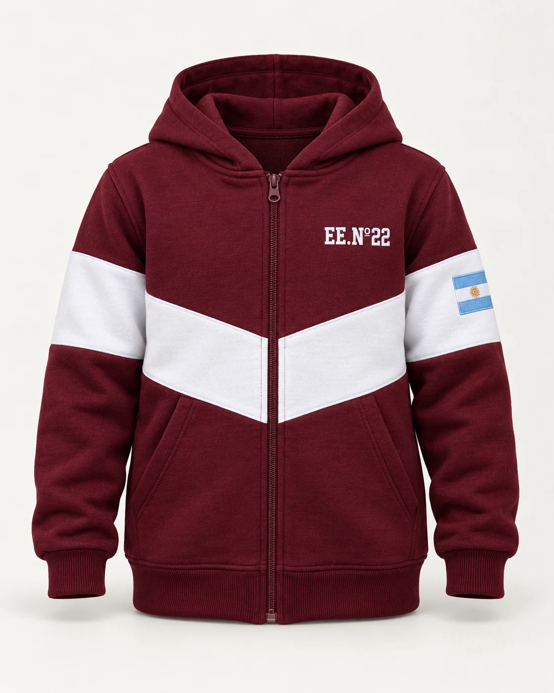 Campera bordó con franja blanca de frisa premium, letras bordadas y parche del año 27 cosido. Vista de frente.